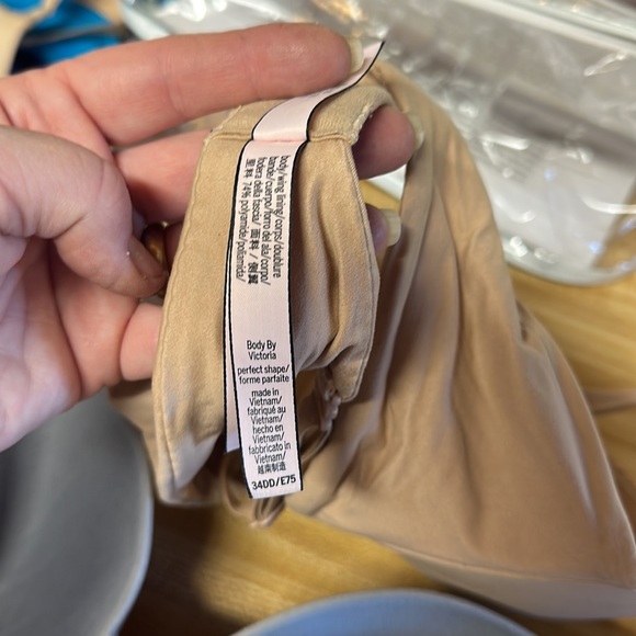 Find Victoria’s Secret bras. I’ll size 34DD. - Picture 7 of 7